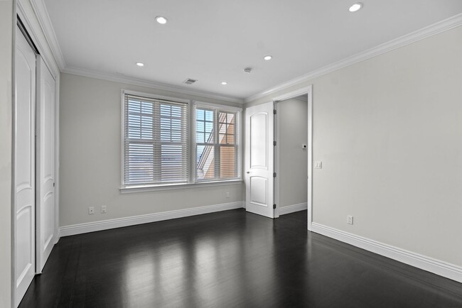 Building Photo - 1123 Green St