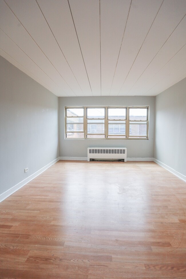 Building Photo - 5653 N Christiana Ave