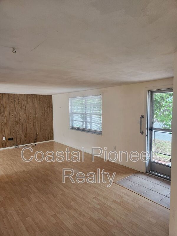 Building Photo - 5823 Elm St