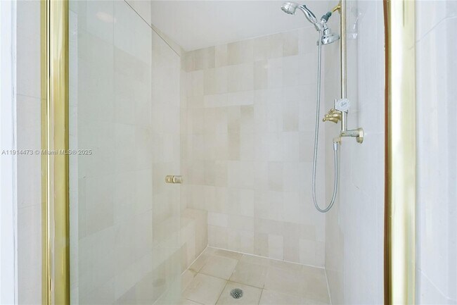 Building Photo - 300 South Pointe Dr