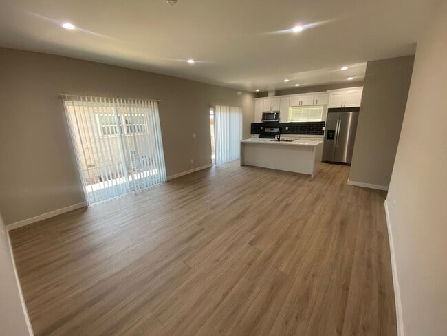 Building Photo - NEW 4BD/2BA on Montezuma!