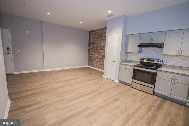 Building Photo - 218 W Main St