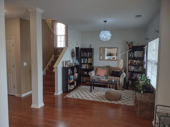 Building Photo - Outstanding FIVE Bedroom Home in Northeast Columbia!