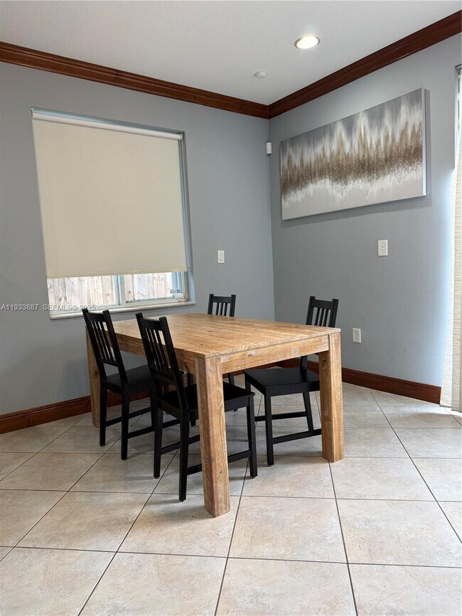 Building Photo - 1055 NE 85th St