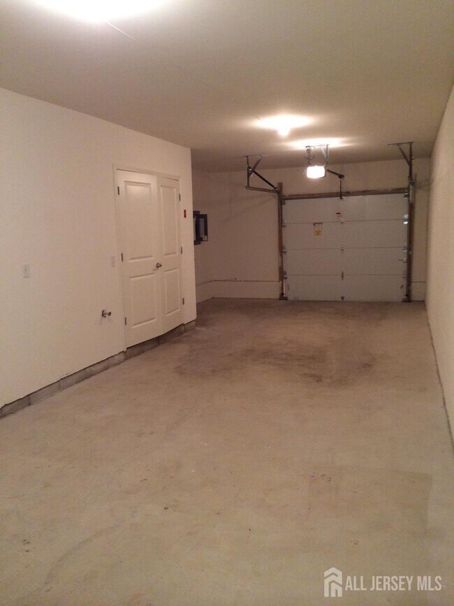 Building Photo - 25 Overhill Dr