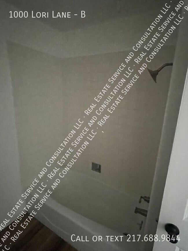 Building Photo - 1000 Lori Ln