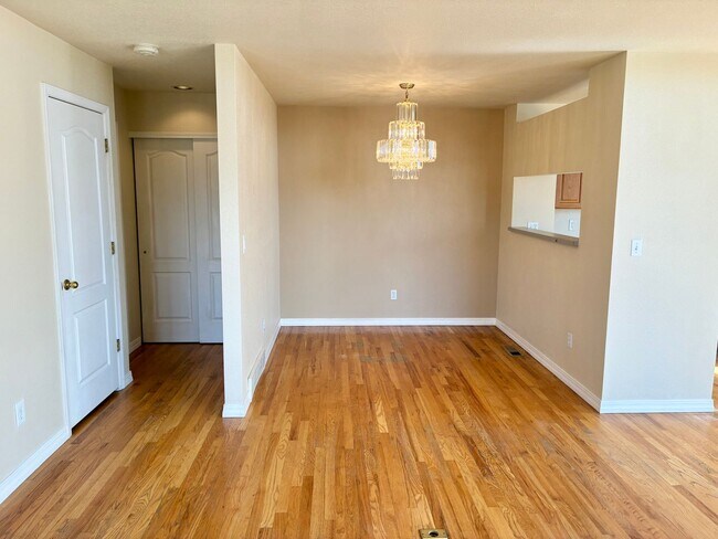 Building Photo - Great Location! Attractive 3 Story Condo