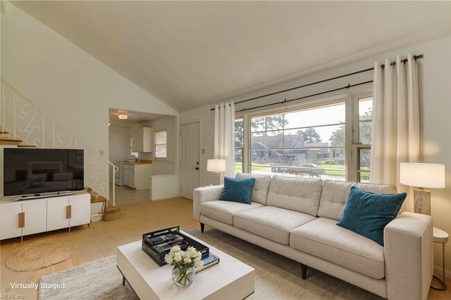 Building Photo - Welcome To Vintage Split-Level Living!