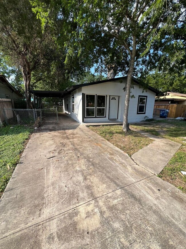 Building Photo - Charming 3-Bed Home with Great Transit, Sc...