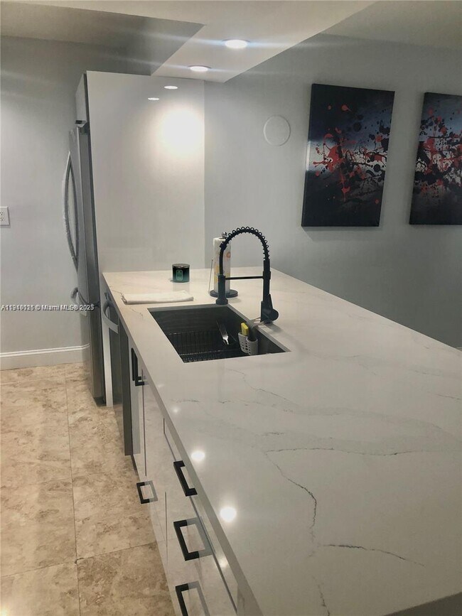 Building Photo - 1717 N Bayshore Dr