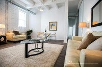 Building Photo - 932 W Dakin St