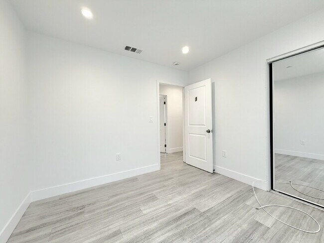 Building Photo - 827 E 74th St