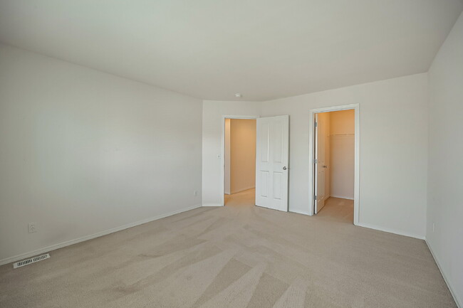 Building Photo - GATED COMMUNITY OF VERONA in LAKELAND HILLS!