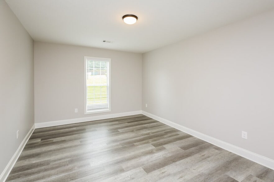 Building Photo - 368 Embassy Dr