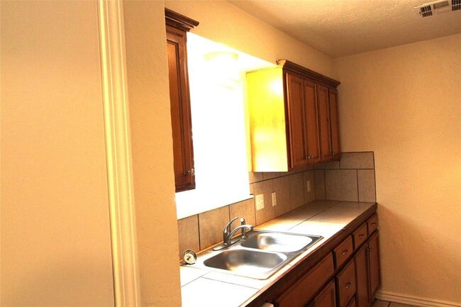 Building Photo - 118 NE 12th St