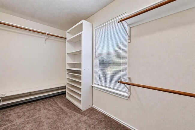 Building Photo - 2616 Oakwood Glen Dr