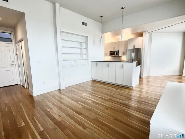 Building Photo - 60 Willow St