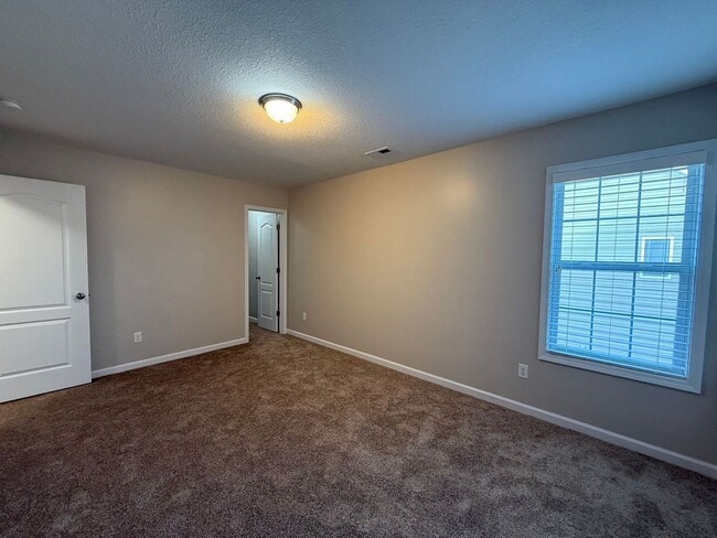 Building Photo - 5 bedroom, 4 bath House