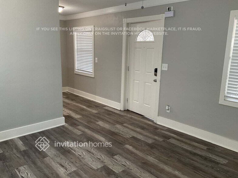 Building Photo - 450 Iris Rd