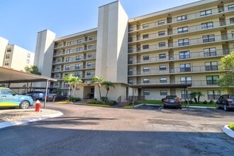 Building Photo - 900 Cove Cay Dr