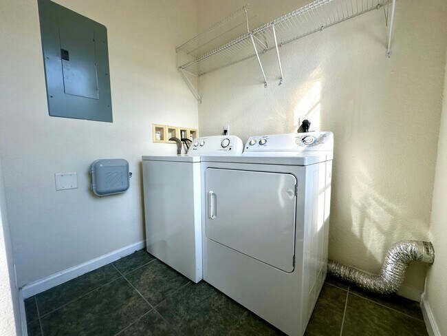 Building Photo - 425 Greenwich Cir