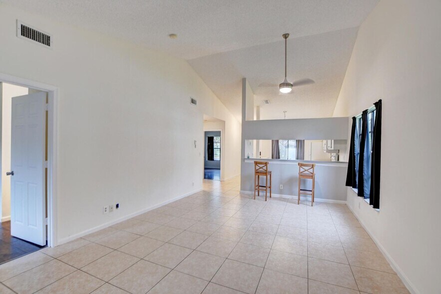 Building Photo - 499 Hardwood Pl