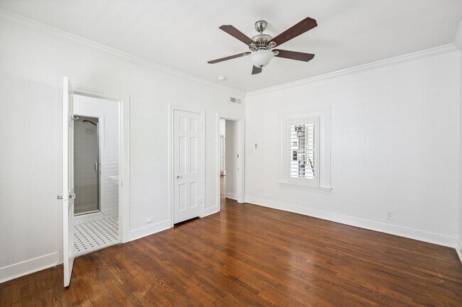 Building Photo - CHARMING 3-BEDROOM IN THE HEART OF ALAMO HEIGHTS