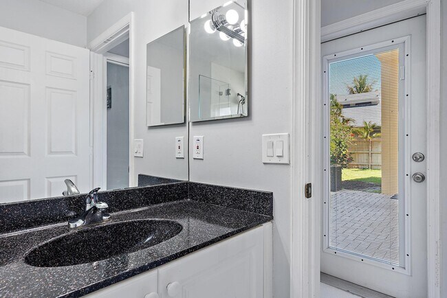 Building Photo - 500 N Cypress Dr