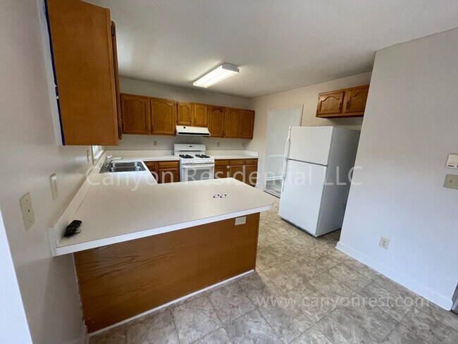 Building Photo - Beautiful 3b Room!Move in ready!