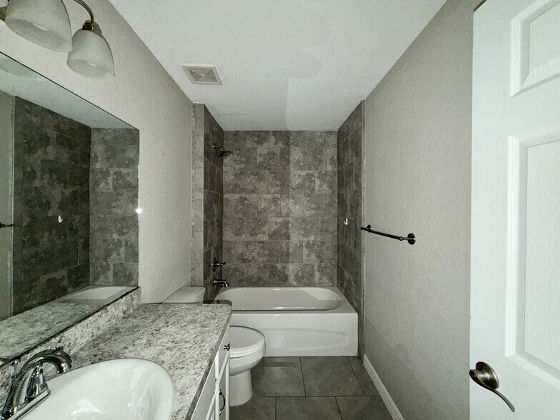 Building Photo - 853 Marion Oaks Mnr