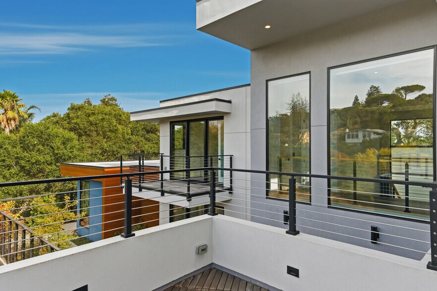 Building Photo - 10 Notre Dame Pl