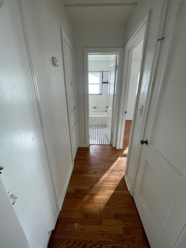 Building Photo - 1 Bed 1 Bath Duplex For Lease!