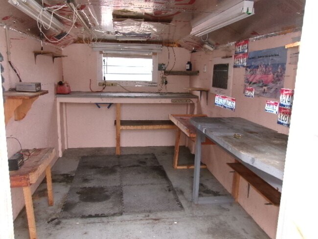 Building Photo - NIce 2 bed, 1 bath with small shop close to recreation