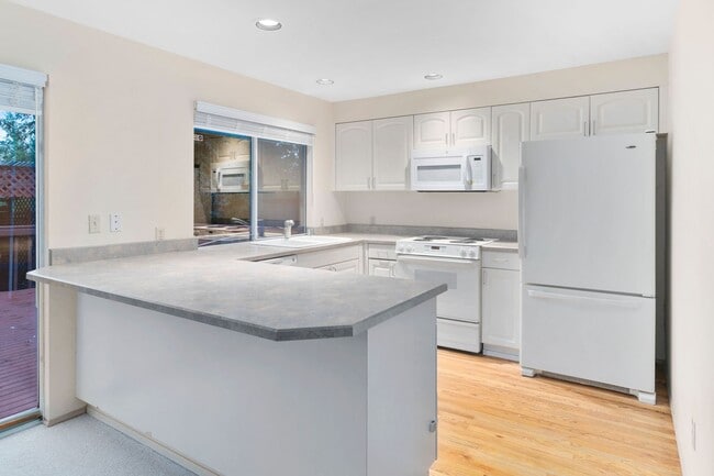 Building Photo - Beautiful 3 Bedroom Home in Bridle Trails
