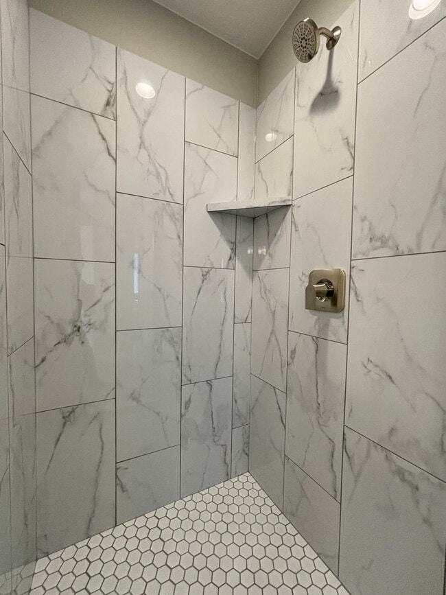 Building Photo - Beautiful Townhome!