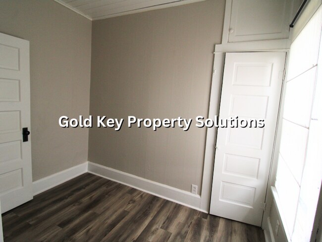 Building Photo - MUNCIE 3 BR 1 BA house with Fenced Backyard (NO SECTION 8)