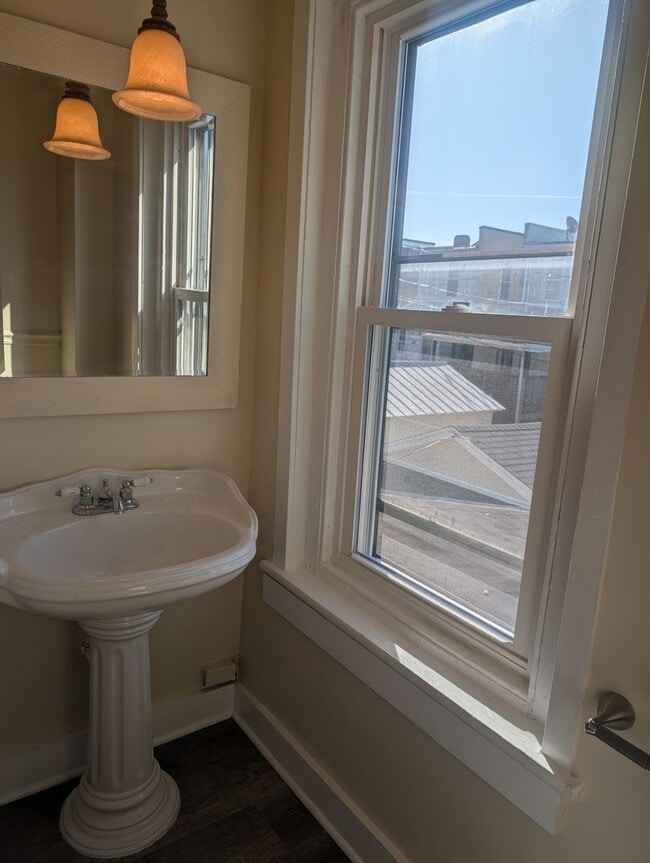 Building Photo - 2 Bedroom House for Rent