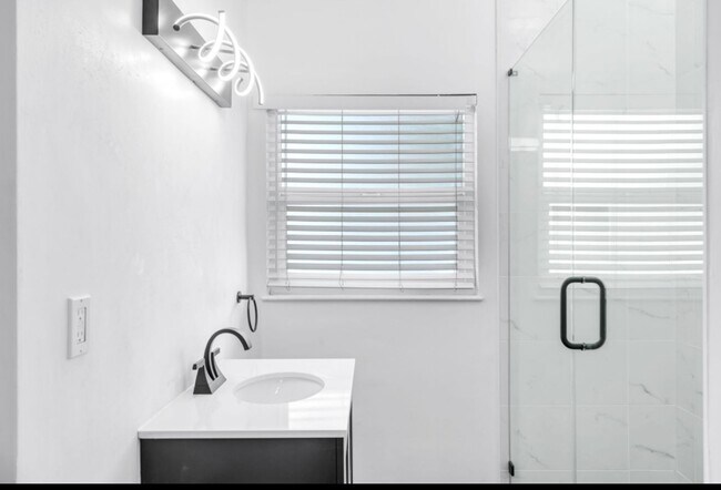 Building Photo - Gorgeous Remodeled 3 Bedroom 2 Bath Pool H...