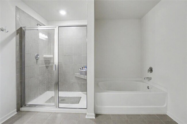 Building Photo - 723 Woodstock Grove Dr