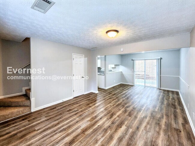 Building Photo - 3 Bed/1.5 Bath Home with Fenced Yard & Garage / Pet-Friendly