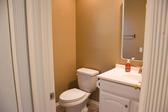 Building Photo - Beautiful 2 Story Home For Rent