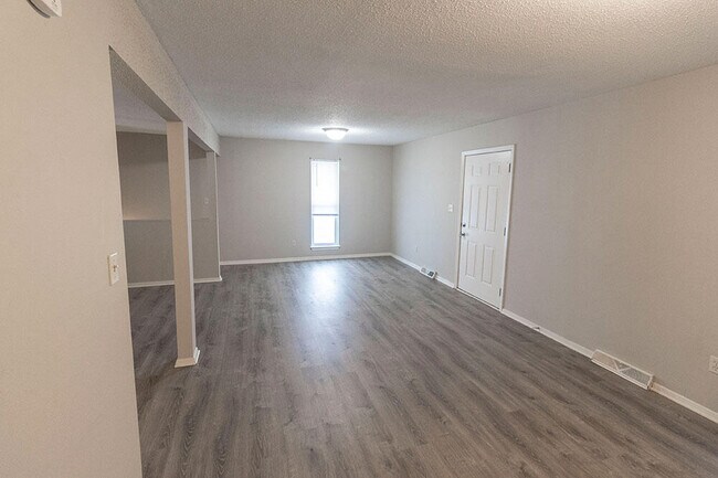 Building Photo - 215 Wheaton Ct