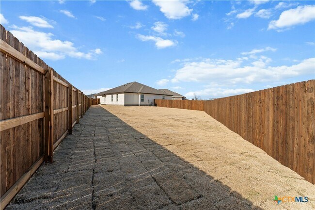 Building Photo - 1118 B Zora Dr