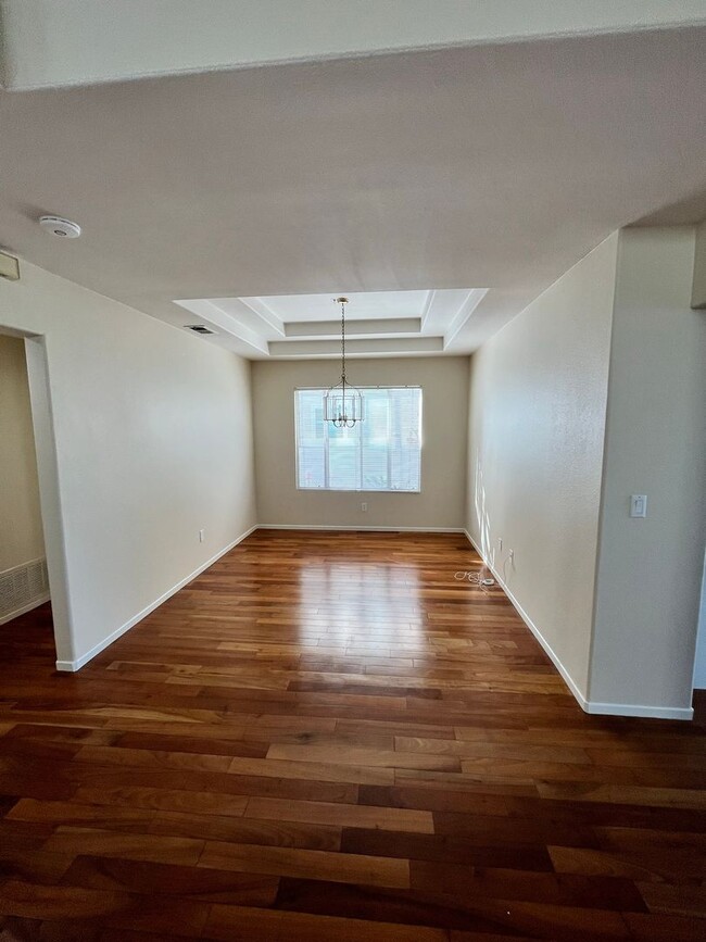 Building Photo - Spacious 3-Bedroom, 2.5-Bathroom Home in P...