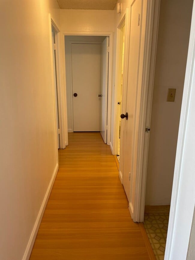 Building Photo - Gorgeous renovated high-floor apartment in great building.