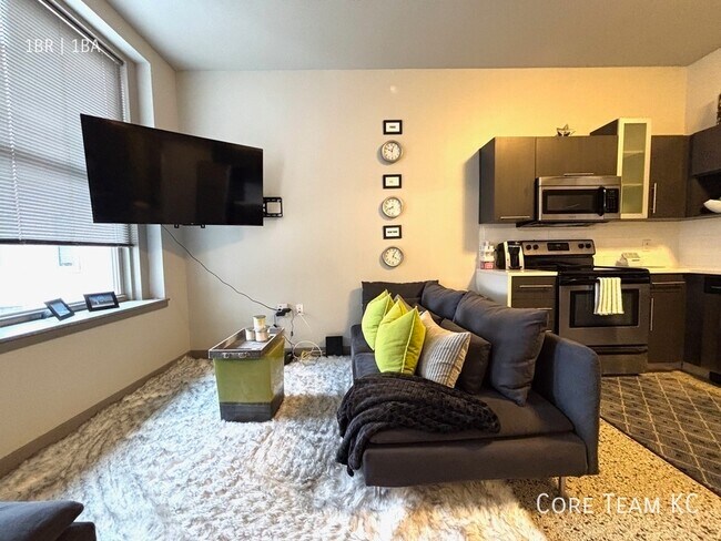 Building Photo - 306 E 12th St