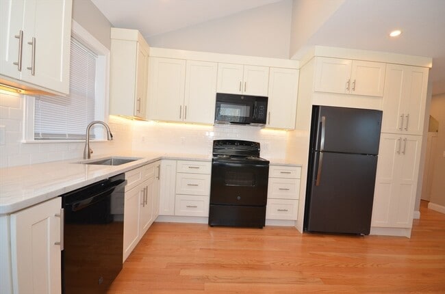 Building Photo - 18 Eaton Ave