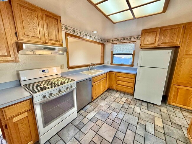 Building Photo - 252 Stoakes Ave