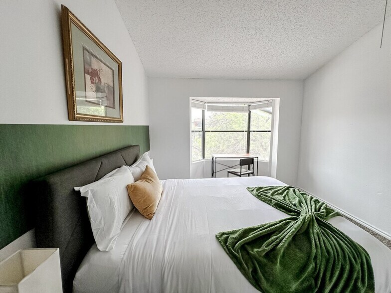 Building Photo - 1071 Clayton Ln