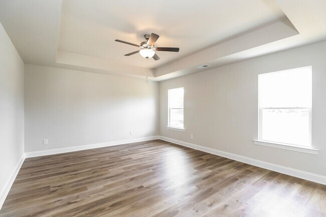 Building Photo - Beautiful 4BR 2.5BA Home w/ Full Appliance Kitchen • Garage Parking •